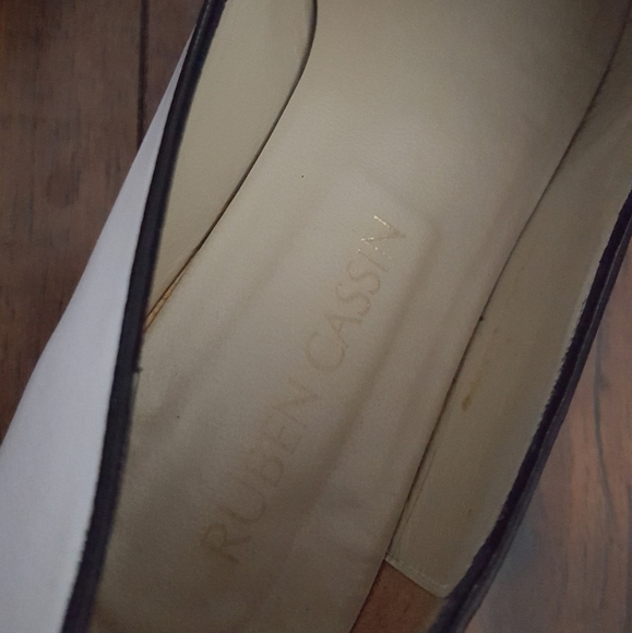 Vintage - Ruben Cassin White & Black Bow Loafers - Picture 7 of 7